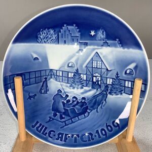 SIGNED BING & GRONDAHL CHRISTMAS PLATE “ARRIVAL OF CHRISTMAS GUESTS” 1969